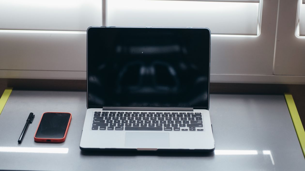 Robienie zdjęcia kamerą w laptopie