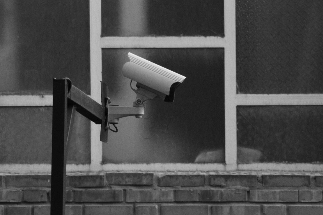 Zasięg kamery monitoringu w dużym centrum handlowym