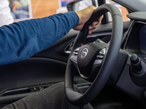 Jak poprowadzić kabel od kamery samochodowej